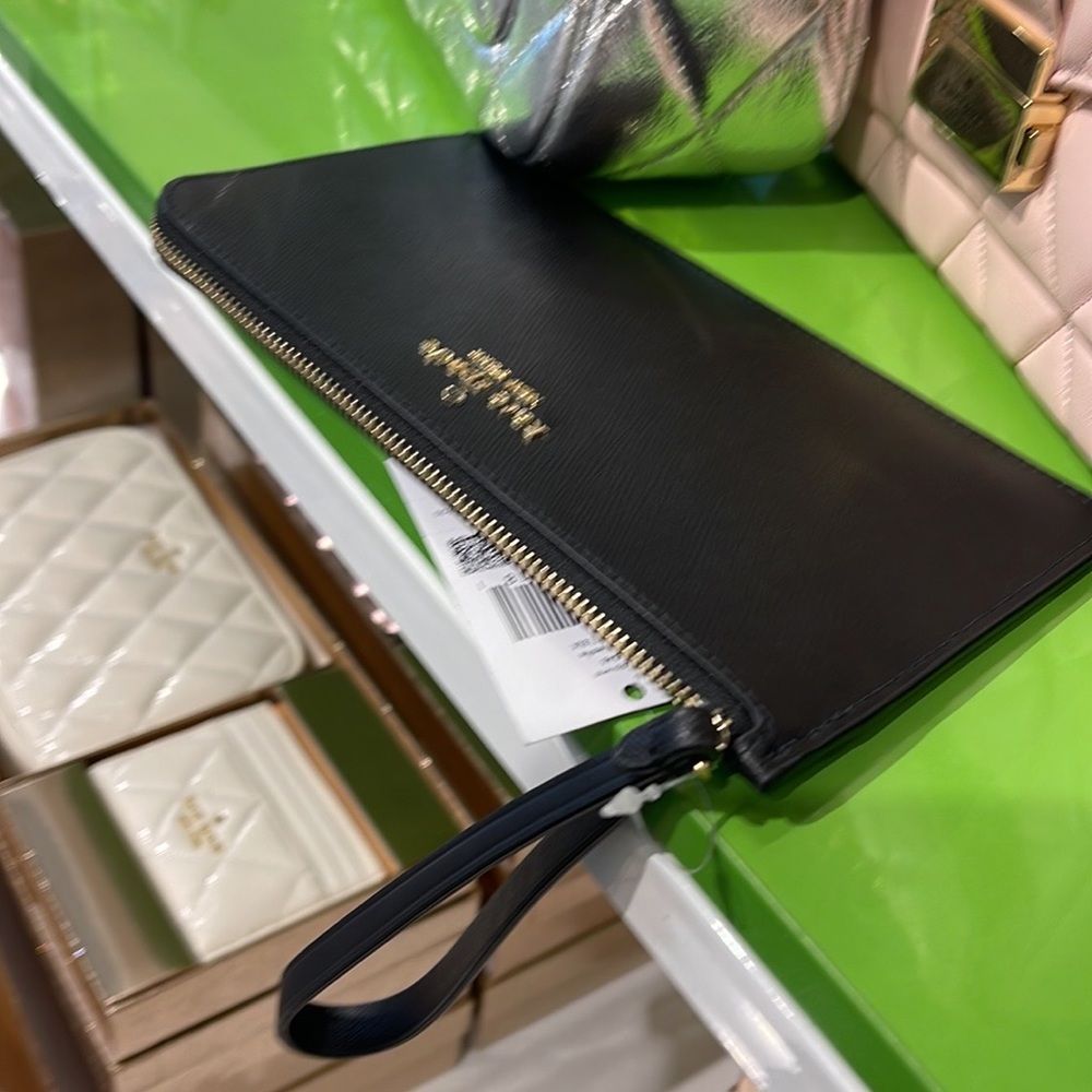 Kate Spade Lucy Medium L-Zip Wristlet
COLOR:
Black (Non Glitter)
NWT - Picture 9 of 16
